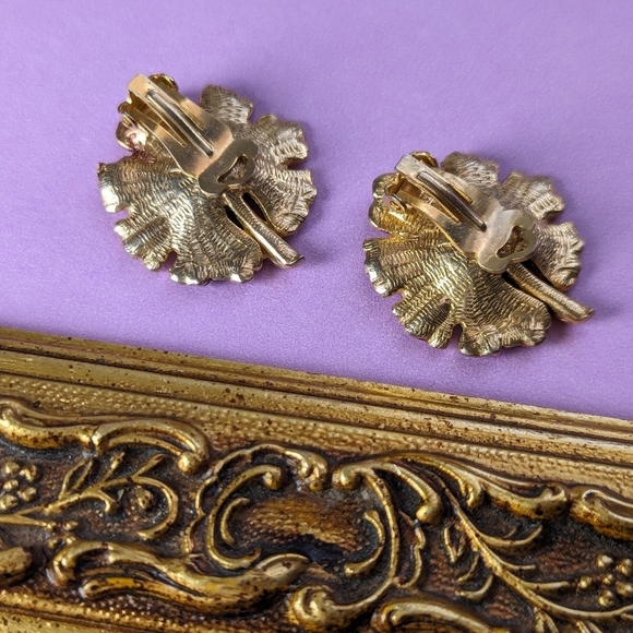 ♥️ Vintage Flower Leaf Floral design red enamel and rhinestone clip on Earrin… - Picture 7 of 7